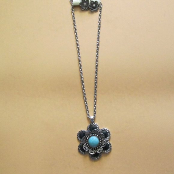 Da Vinci Silver tone flower Necklace and earrings with faux turquoise - Picture 6 of 6